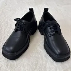 【未使用級】CHARLES & KEITH 厚底レースアップシューズ 黒35のサムネイル