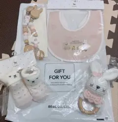 BEBE 赤ちゃん用スタイとおもちゃセット
