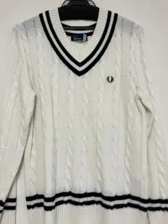 ホワイト ケーブル編み Vネックセーター