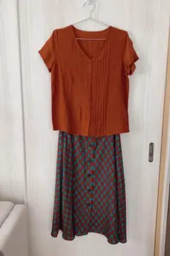 ピンタックくるみボタンブラウス 幾何学模様フレアスカート　上下セットワンピース