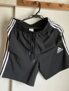 アディダス エッセンシャル スリーストライプス チェルシーショーツ