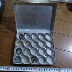 小物入れ20個が１つにまとまった入れ物　アルミ製　オマケがすごいよ高価ビーズも…