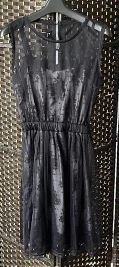 アクシーズファムポエティック 黒のノースリーブワンピース 透け感