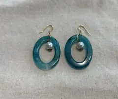 エメラルドグリーンとパールのピアス