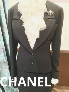 お値下げ！美品CHANELシャネルスーツ王道ゴールドロゴボタン　ブラック　一生物のサムネイル