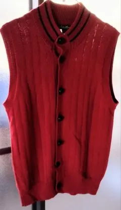 ケーブル編みバスケットボタンベスト ボルドーカラー。