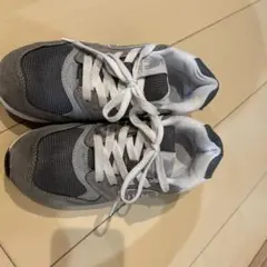 グレー スニーカーのサムネイル