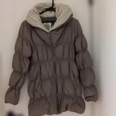 ブラウン ダウンジャケット ニットのスタンドネック付き