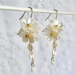 No.1872 ハンドメイド　花びら揺れる桜の耳飾り（ホワイト）中