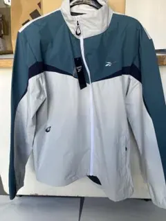 リーボックのウインドブレーカーとパンツのセットです。合計11,056円相当。