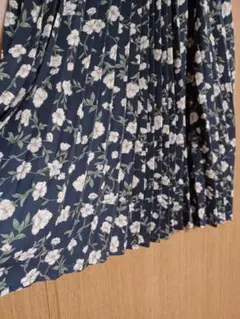 3. earth & music ecologyネイビー 花柄 フレアスカート