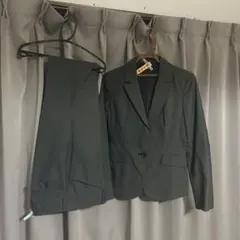グレーのパンツスーツ