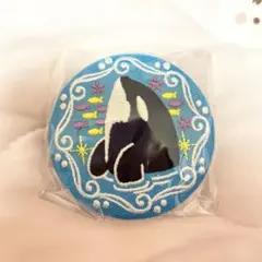 即購入○】鴨川シーワールド シャチ 刺繍缶バッジ - メルカリ