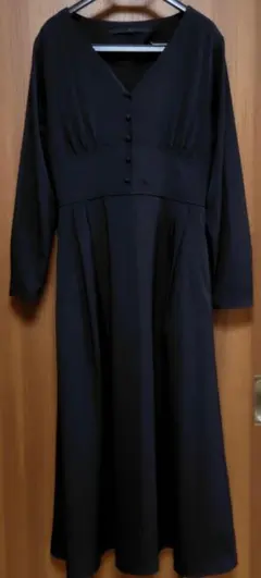 KBF+ 黒のロングドレス ボタン付き Vネック