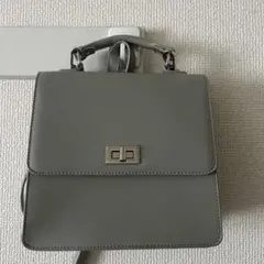 グレー ショルダーバッグ フラップ付き