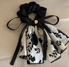 花柄リボン付きシュシュ　白黒