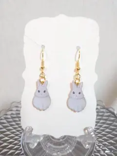 ハンドメイド　うさぎ　ウサギ　ピアス　動物　動物園　ライトグレー　お座り　レジン
