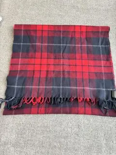 赤と黒のチェック柄マフラー