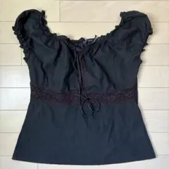 黒いフリル付き半袖トップス