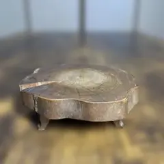 木製の自然な形の台座