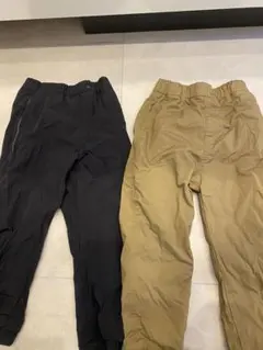 ユニクロ　UNIQL110サイズ 黒とベージュの長ズボン 2点セット