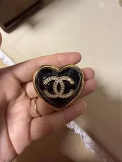 CHANEL ハート型ブローチ