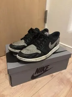 グレー スニーカー