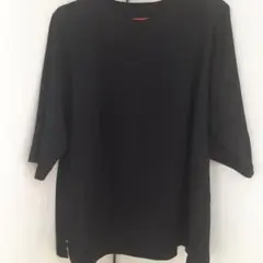 コズの黒の半袖Tシャツ 裾に緑刺繍