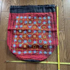 赤と黒の刺繍トートバッグ