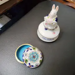 ウサギのフィギュア付き小物入れ