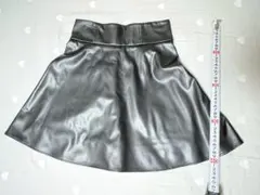 ブラック合成皮革フレアミニスカート