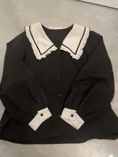 フリル付き黒長袖シャツ