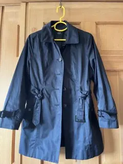 黒に近いネイビーのトレンチコート ウエストベルト付き