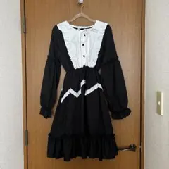 黒いゴスロリドレス フリル付き