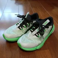 アンダーアーマー　スニーカー