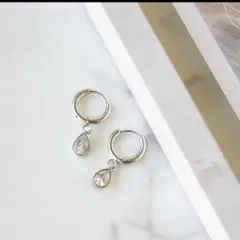 Best Wishes ドロップ型クリスタル ピアス