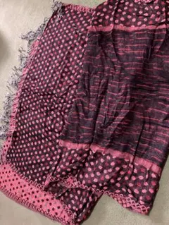 黒とピンクのドット柄ストール