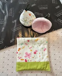 ハンドメイド三角鍋つかみ＆鍋敷きセット　花柄と蝶々のサムネイル