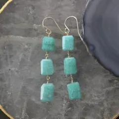 14kgf*アマゾナイトの天然石３連ピアス