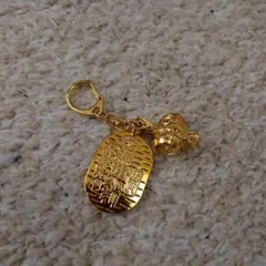金色お守り風キーホルダー