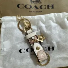 COACH 花モチーフ キーホルダー