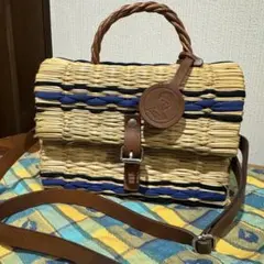ストローとレザーのボックス型かごバッグ