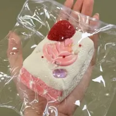 kikisquishy ベリーケーキ ロゴケーキ スクイーズ いちごケーキ - メルカリ