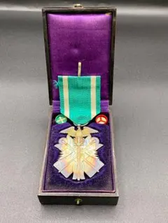 ●日本の勲章/徽章/日本軍＊昭和六年＊功六級金鵄勲章（実物） ☆実物美品☆ 功六級金鵄勲章（銀文字/黒塗共箱/略章付）日本軍 送料込