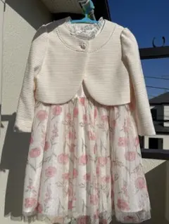 白と花柄のワンピースとアイボリーのジャケットのセット　卒園・入学　120