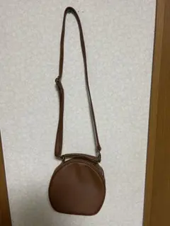 円形ブラウンショルダーバッグ