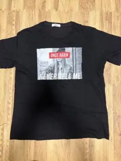 黒のグラフィックプリントTシャツ