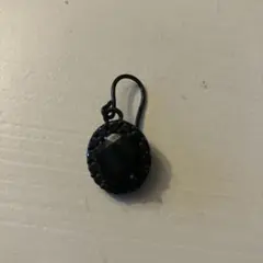 黒のラウンド型ストーン付きピアス(片耳用)