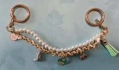 パールとチャームのバックアクセサリー