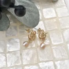 ピンクパールと結びポストのピアス